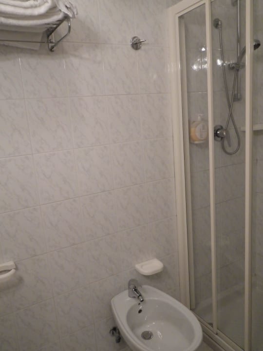 Dusche mit Duschwand Hotel Marzia