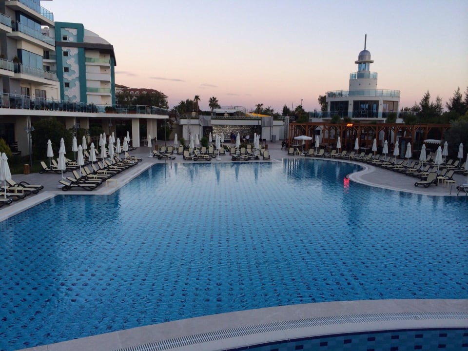 Teil des Außenpools Commodore Elite Suites & Spa - Adults only