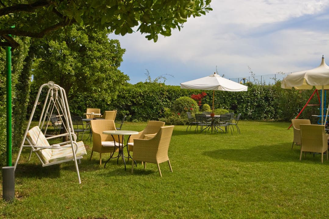 Il giardino dell'hotel Hotel Janeiro