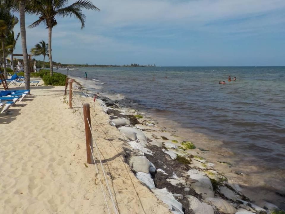 Strandblick nach links an einem schlechten Tag BlueBay Grand Esmeralda