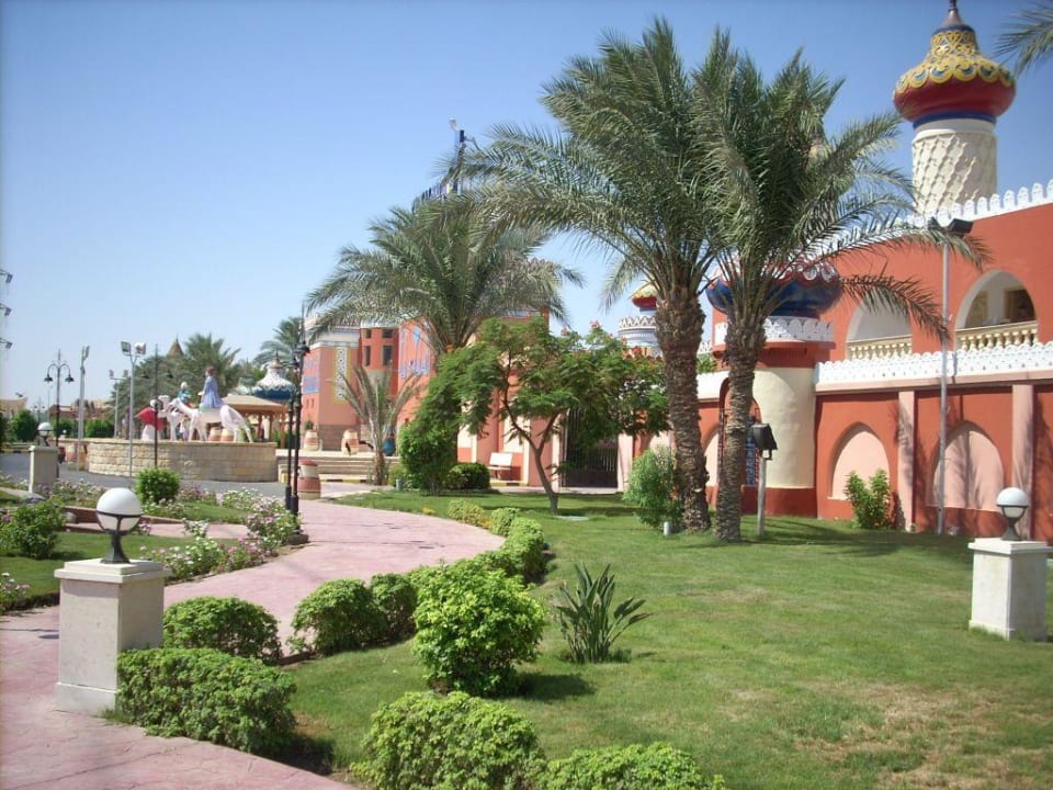 Ogród przed hotelem Pickalbatros Alf Leila Wa Leila Resort - Neverland Hurghada