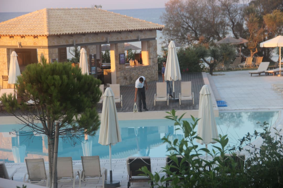 Basen w porze kolacji Atlantica Eleon Grand Resort, Tragaki