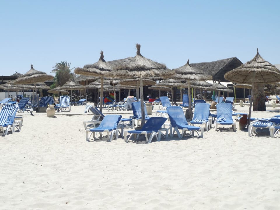 Ausreichend Liegen am Strand Hotel Fiesta Beach Djerba