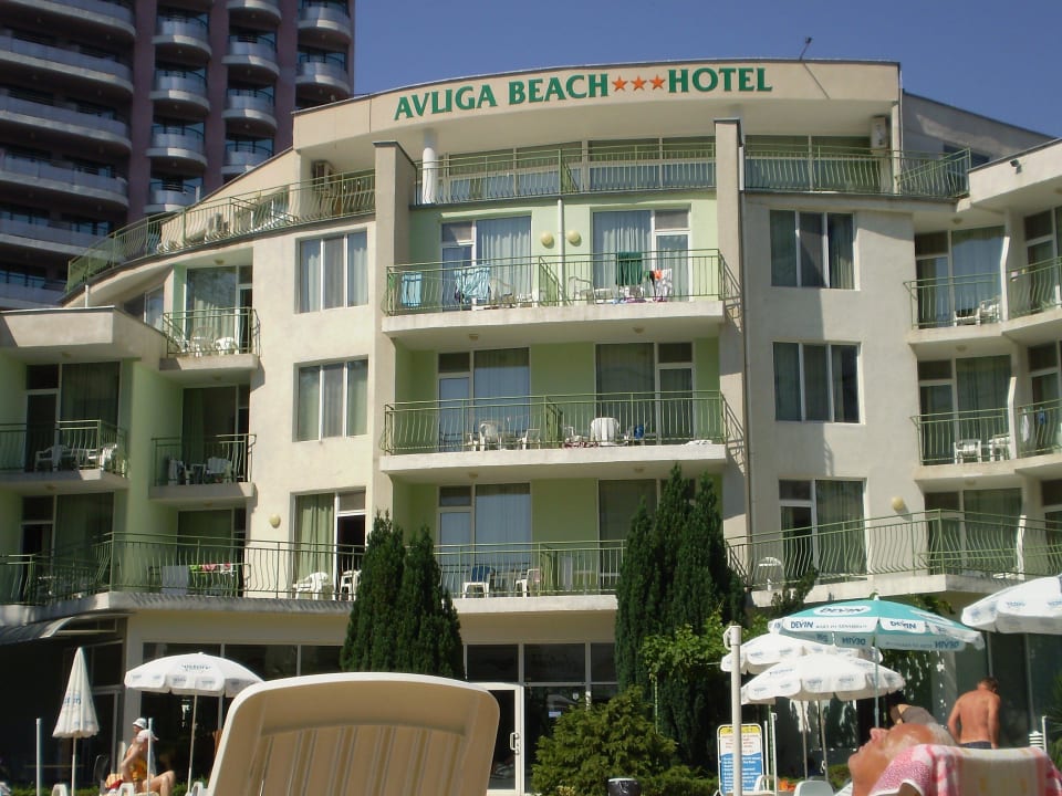 Widok hotelu z basenu Flamingo Beach Hotel
