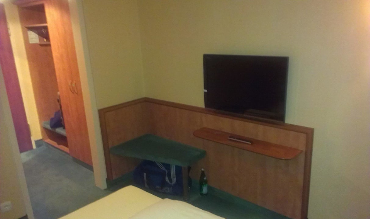 Eingang Zimmer und TV Burghotel