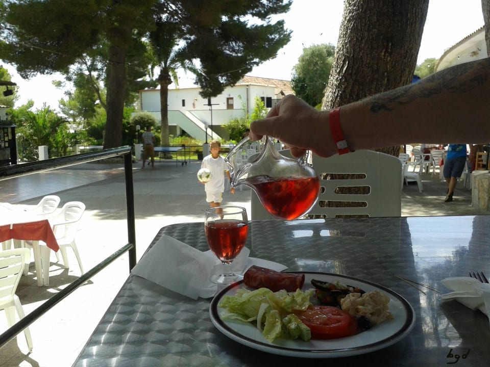 Mittags kann man gut auf der großen Terrasse essen Hotel Club Cala Murada