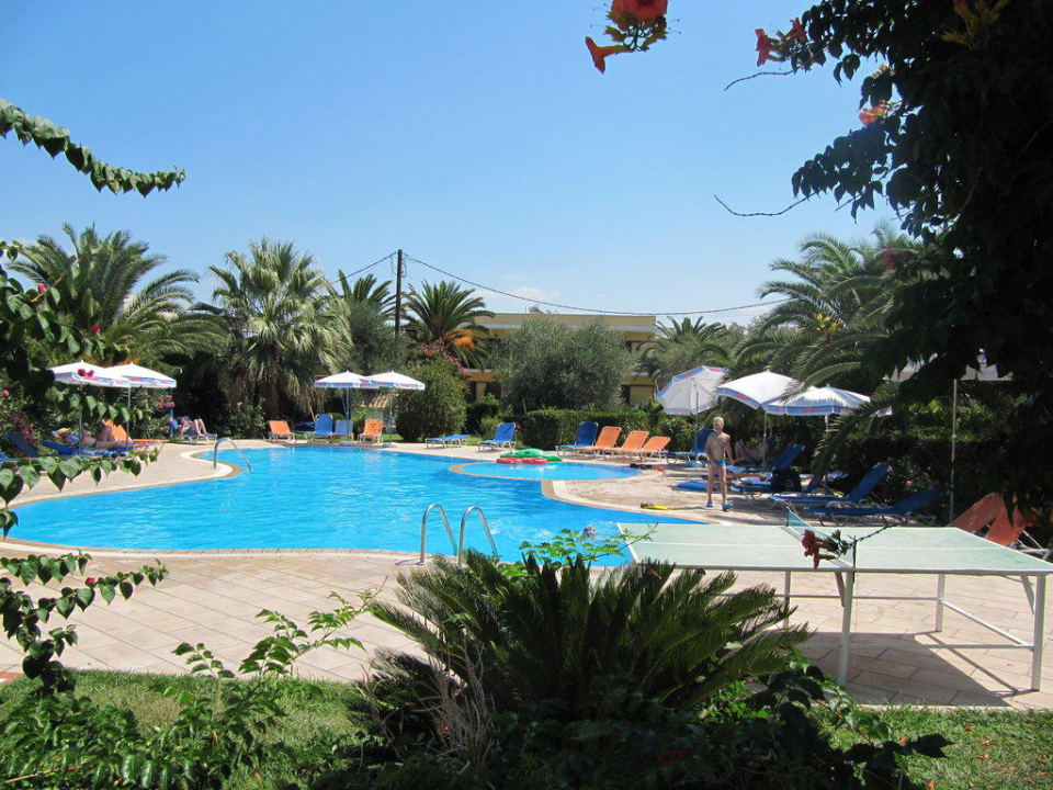Blick von der Restaurant-Terrasse auf Garten/Pool Hotel Serena