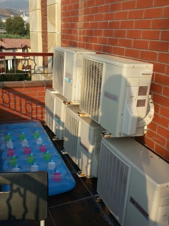 5 Klimaanlagen auf dem Balkon !! NoxInn Club