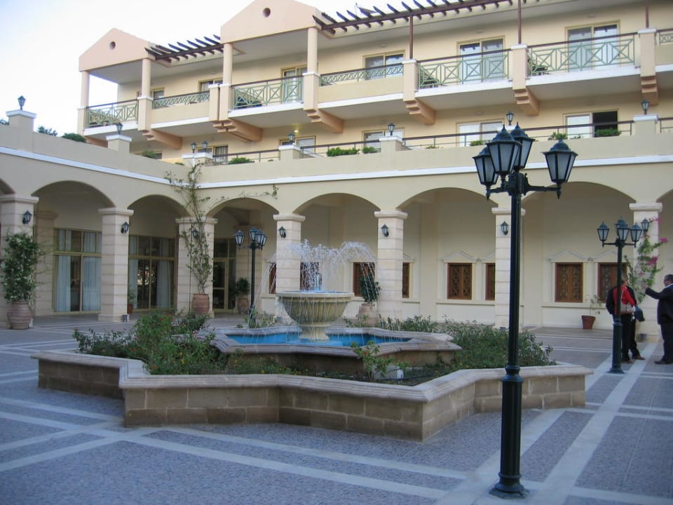 Springbrunnen außen hinter der Lobby Lindos Princess Beach Resort & Spa