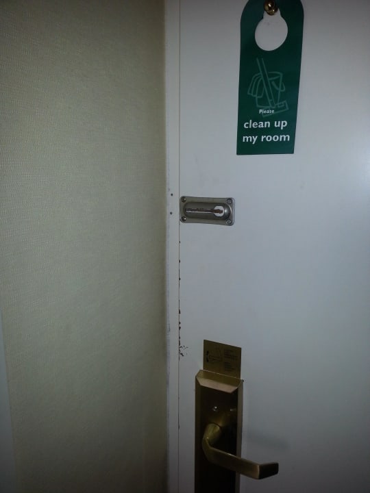 Die Zimmertür war nur eine beschädigte Sperrplatte Hotel Lowietje