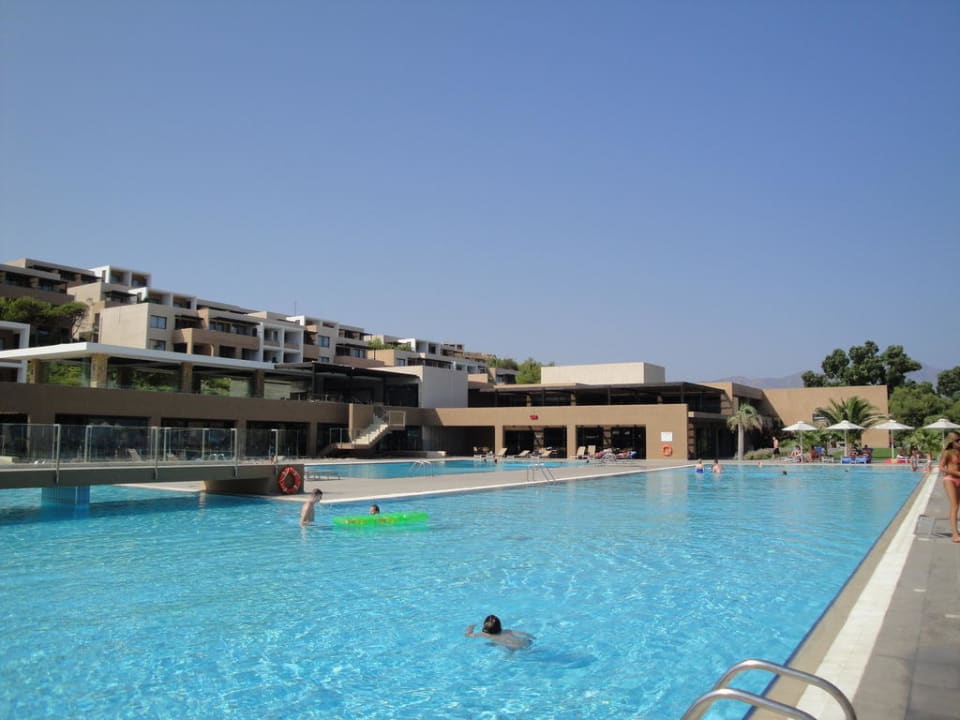 Poollandschaft mit Hotel Atlantica Mikri Poli Kos