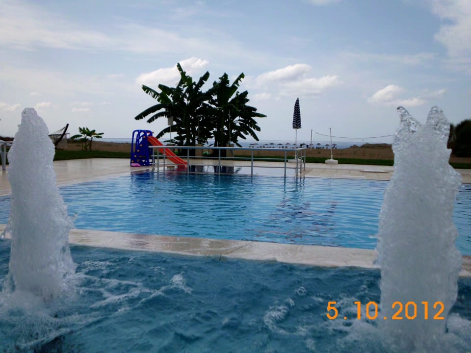 Wasserfall am Pool Skys Hotel