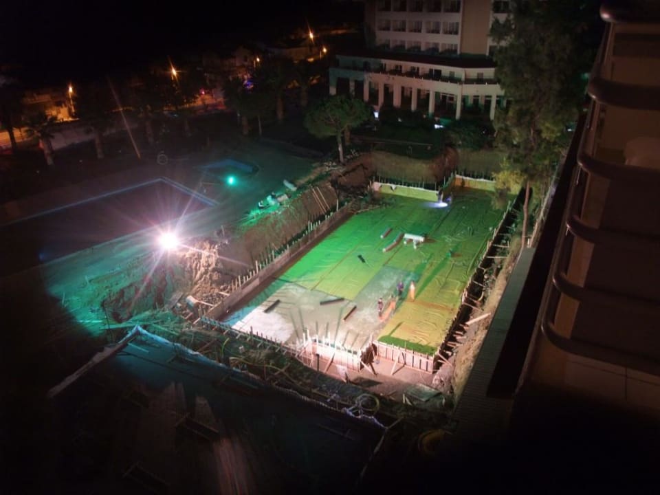 Blick auf die nächtliche Baustelle nebenan Hotel Ephesia