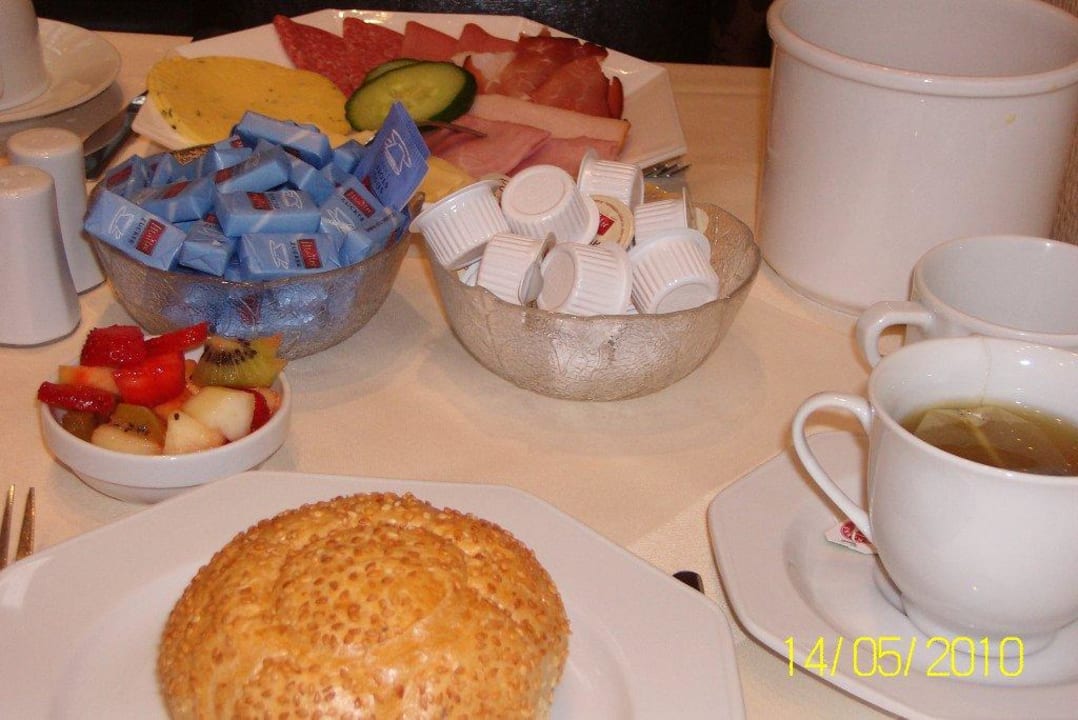 Frühstück am Tisch Hotel an der Kö