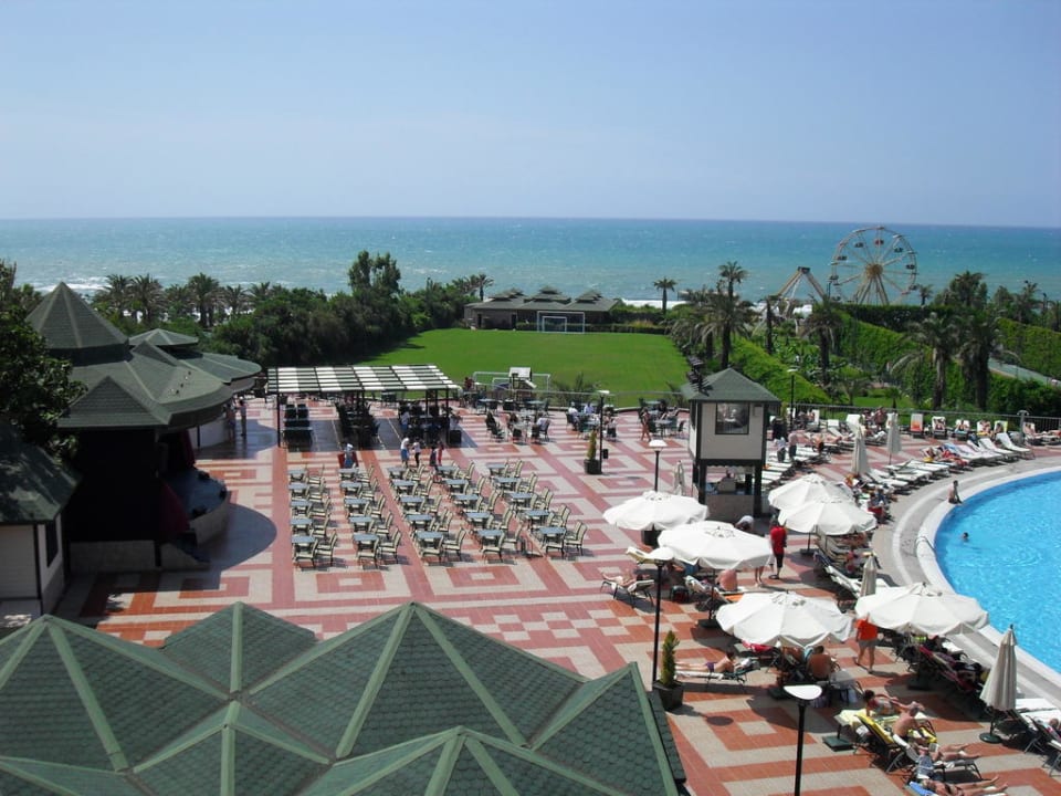 Zwembad en terras Hotel Turan Prince