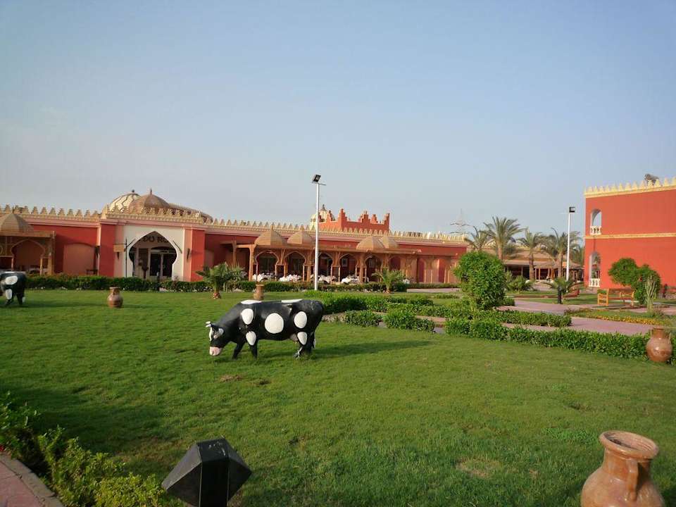Gartenanlage vor dem Hauptrestaurant Pickalbatros Alf Leila Wa Leila Resort - Neverland Hurghada