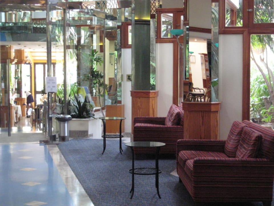Lobby-Weg zum Restaurant Corallium Beach by Lopesan Hotels - Adults only