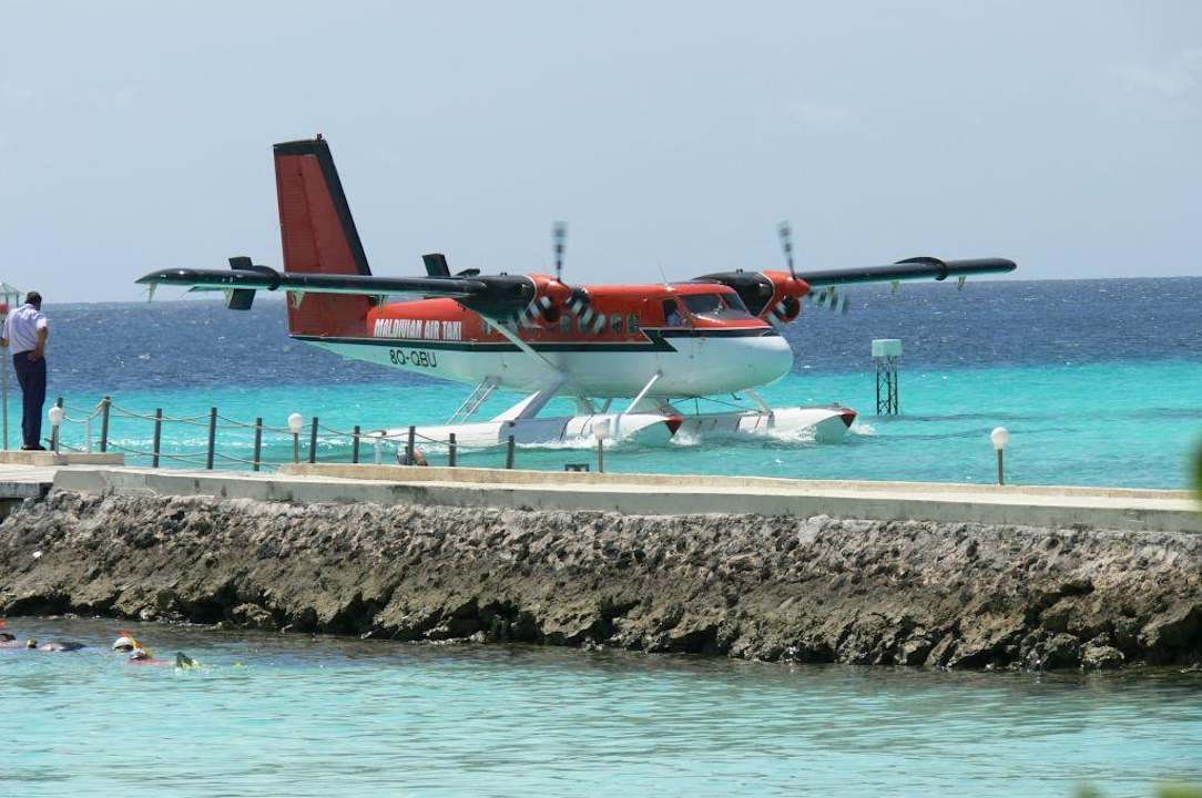 Wasserflugzeug am Steg Summer Island Maldives