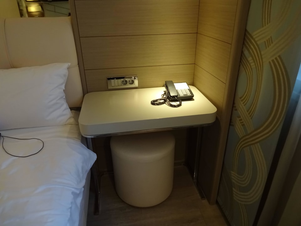 Ablage neben dem Bett TITANIC Comfort Berlin Mitte