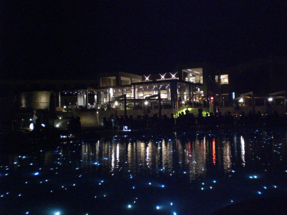 Haupthaus mit Blick über den beleuchteten Pool SENTIDO Port Royal Villas & Spa