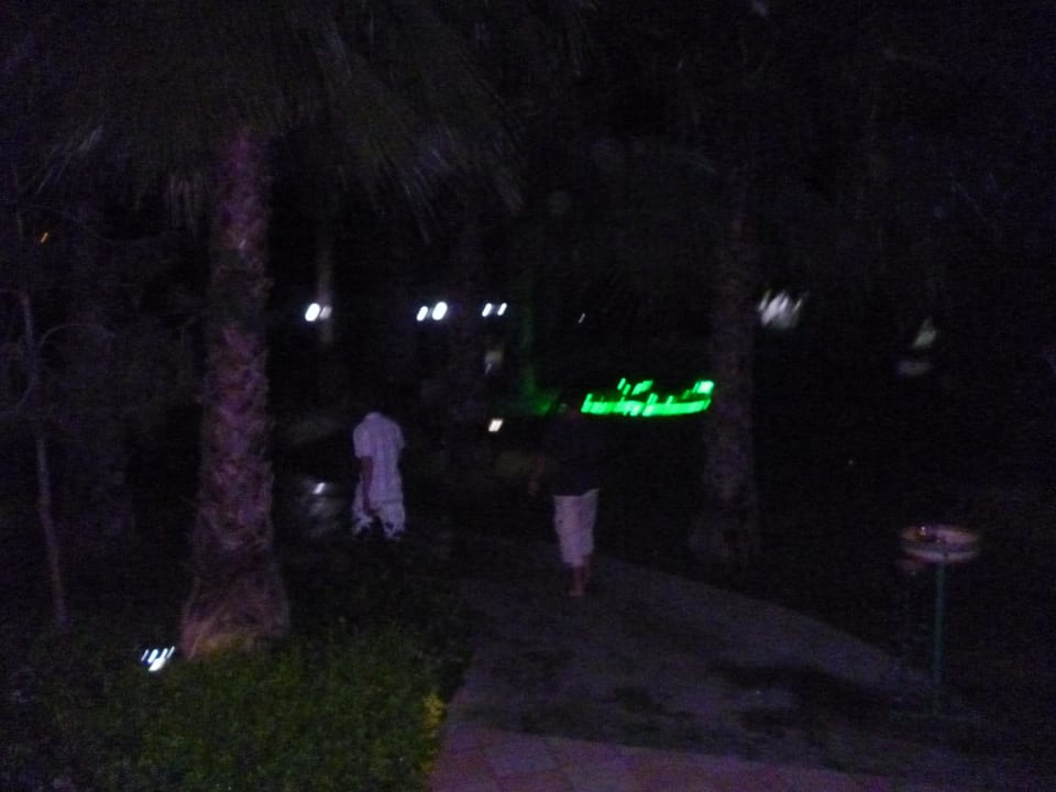 Der Weg zum Strand Hotel Gardenia Beach