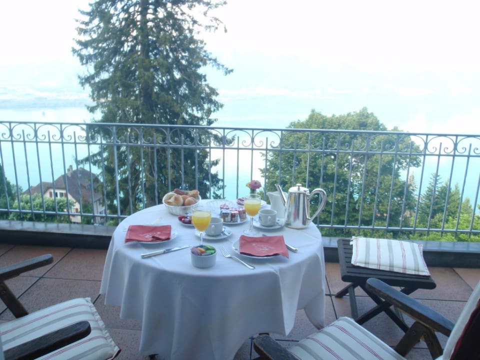 Frühstück auf dem Balkon Hotel Victoria