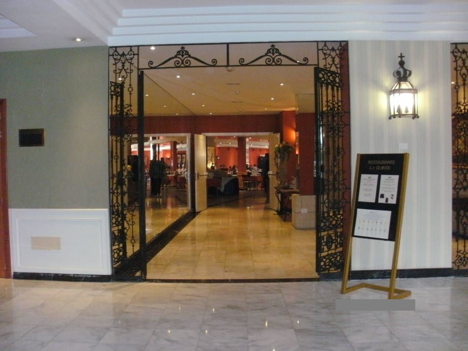 Weg zum Restaurant Coral La Quinta Park Suites