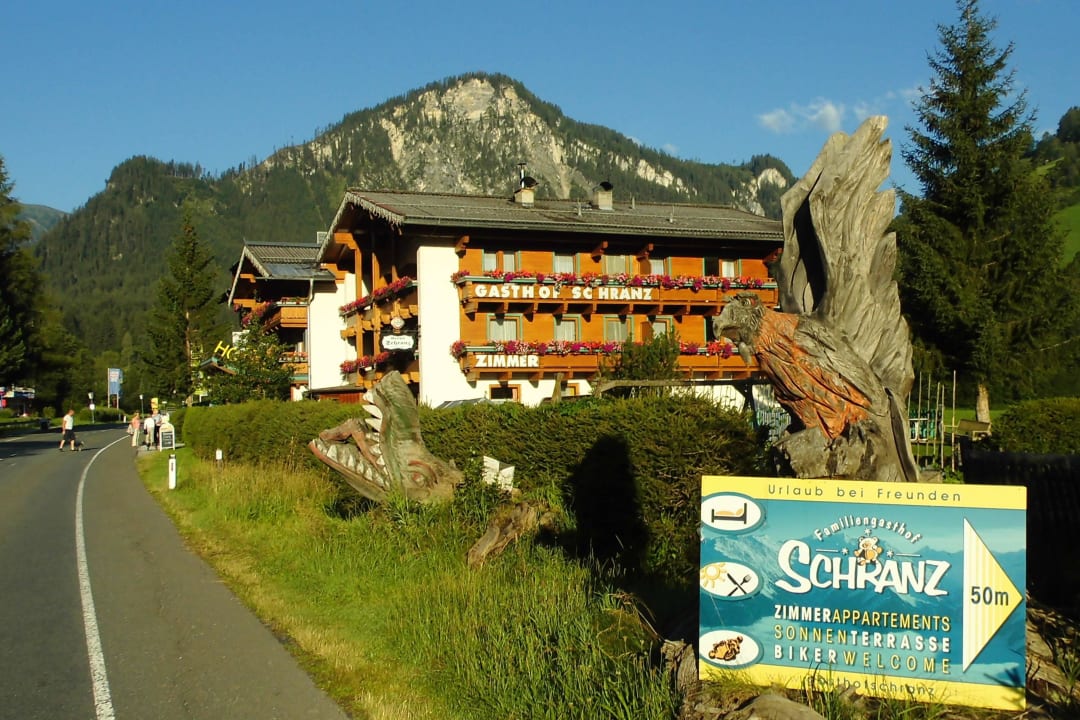 Blick auf's Hotel mit Schnitzarbeiten des Nachbar. Familiengasthof Schranz