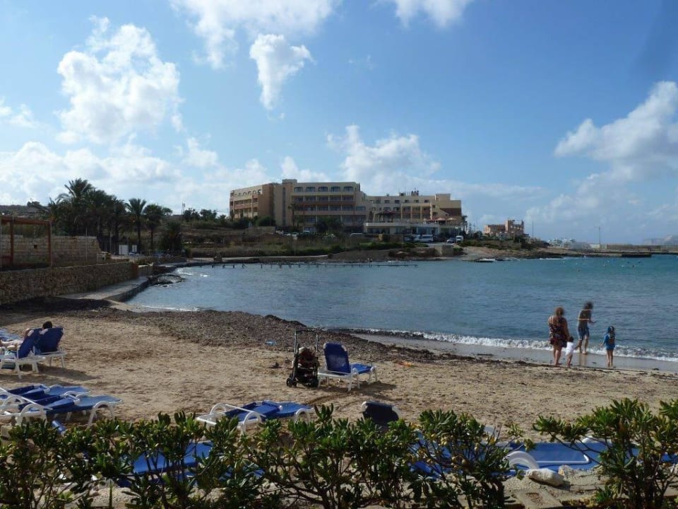 Blick zum Hotel von der Ramla Bay Riviera Spa Resort - Adults Only