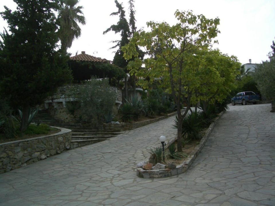 zentraler Weg Hotel Geranion Village