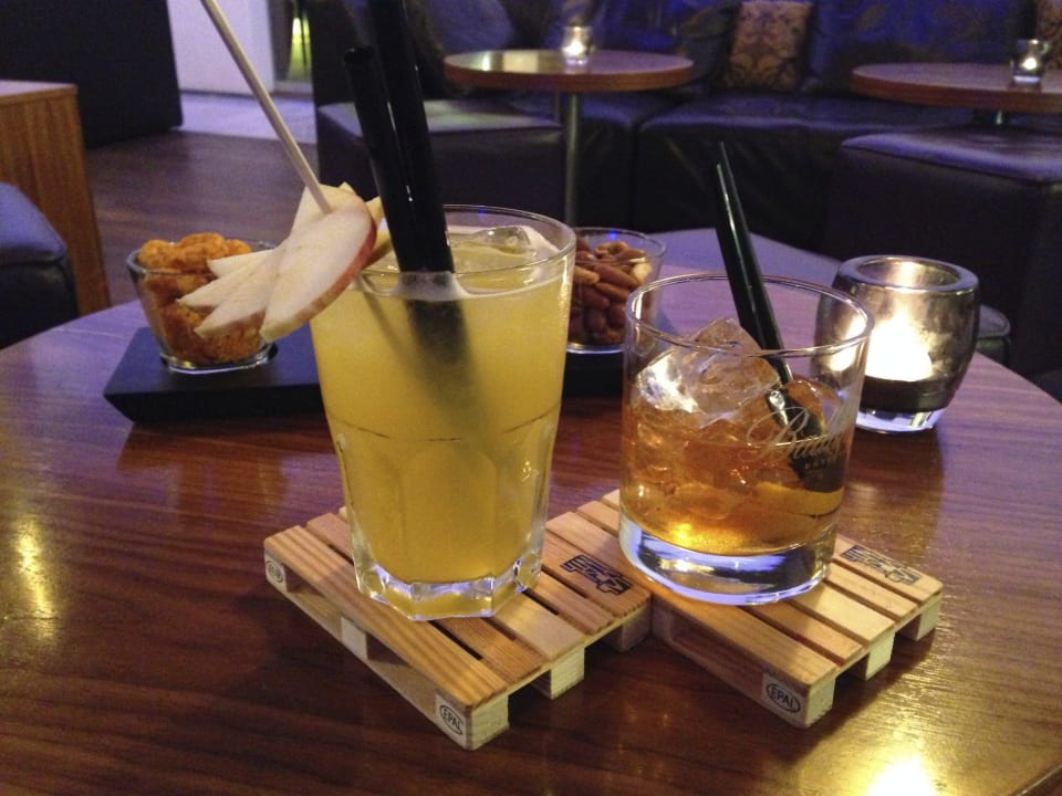 Cocktails und Snacks in der Bar Zürich Marriott Hotel