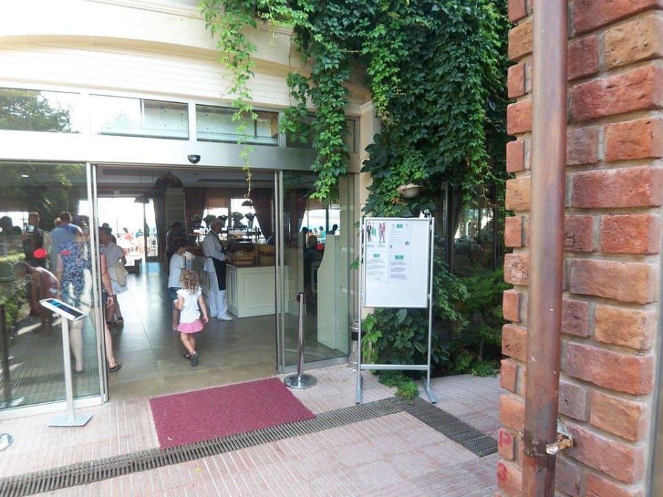 Eingang ins Restaurant Can Garden Beach