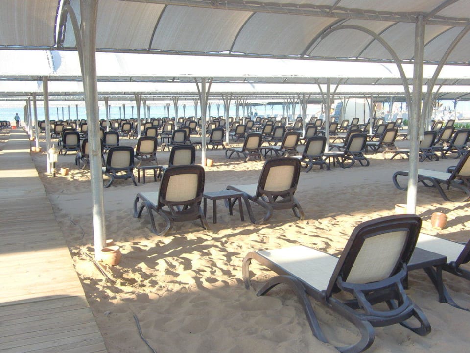 Geniale Liegen ohne Auflagen  Diamond Excellence Resort & Spa