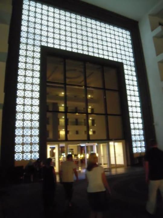 Hoteleingang bei Nacht Seaden Sea World Resort & Spa