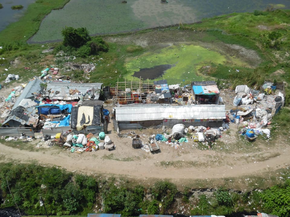Blick vom Pool aus in den Hinterhof Hotel Swissôtel Kolkata