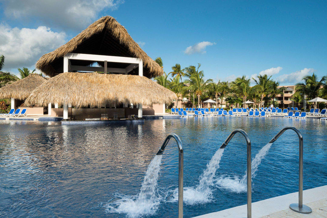 Pool and Pool Bar Royalton Splash Punta Cana