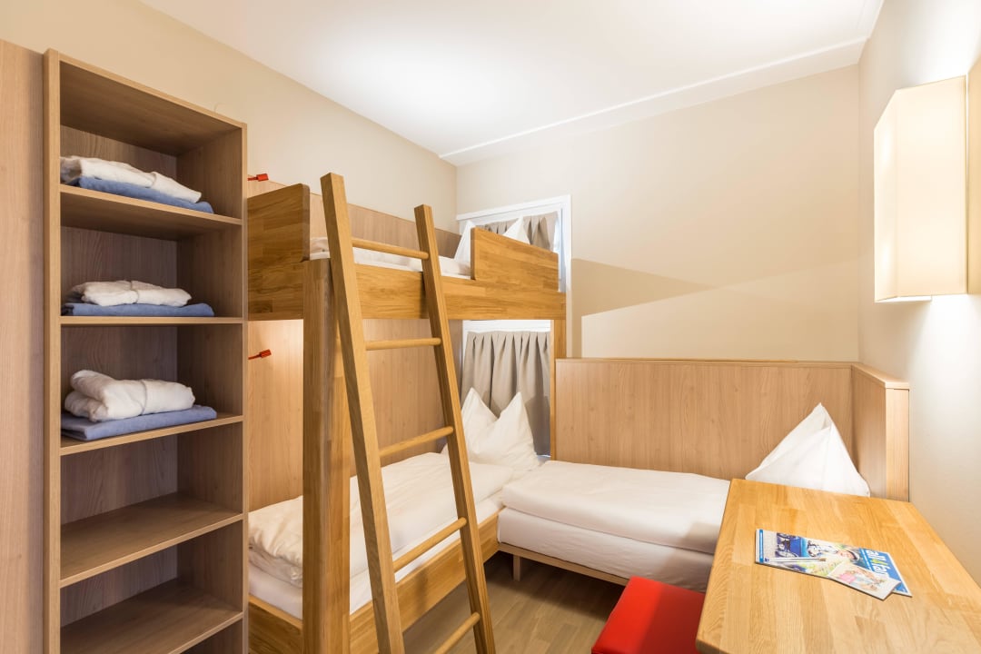 Schlafzimmer für Kinder im Familienzimmer All In Red Thermenhotel