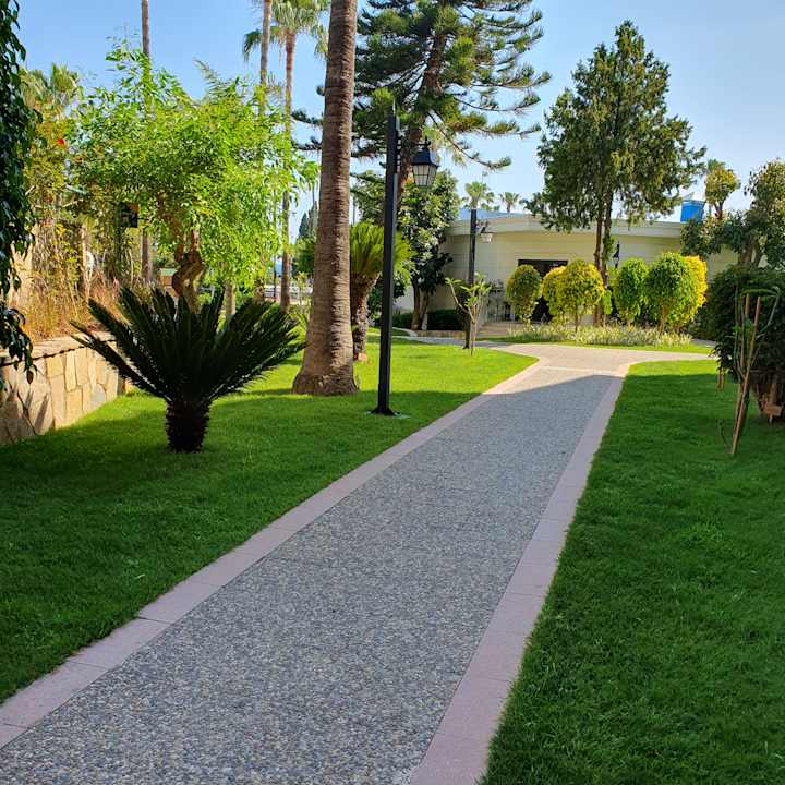 Gartenanlage Iz Flower Side Beach Hotel