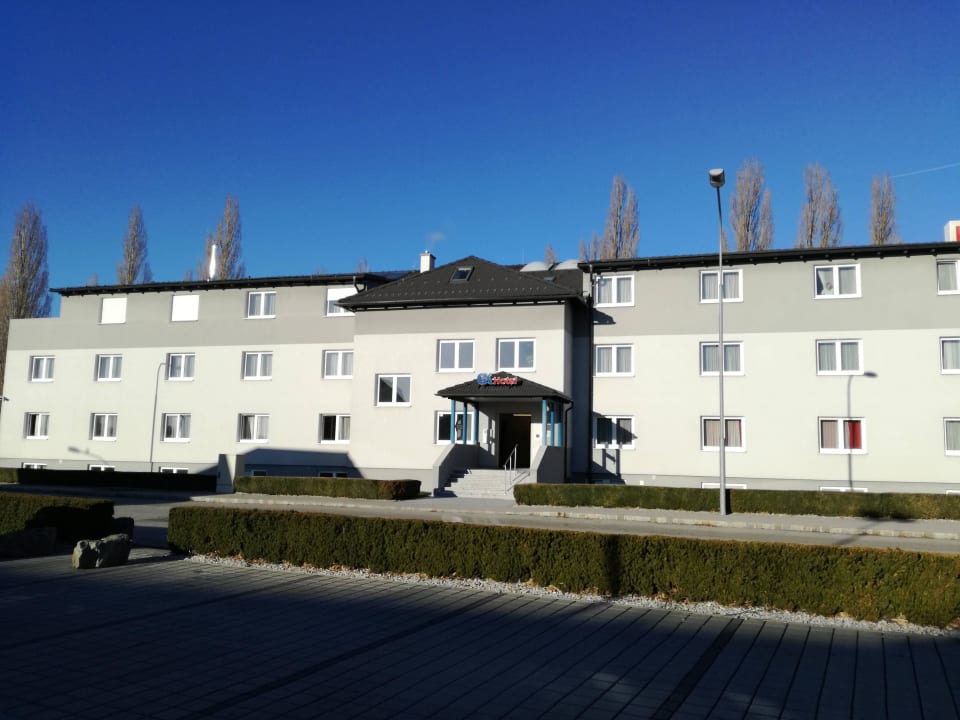 Blick vom Parkplatz zum Hotel G&K Hotel Guntramsdorf