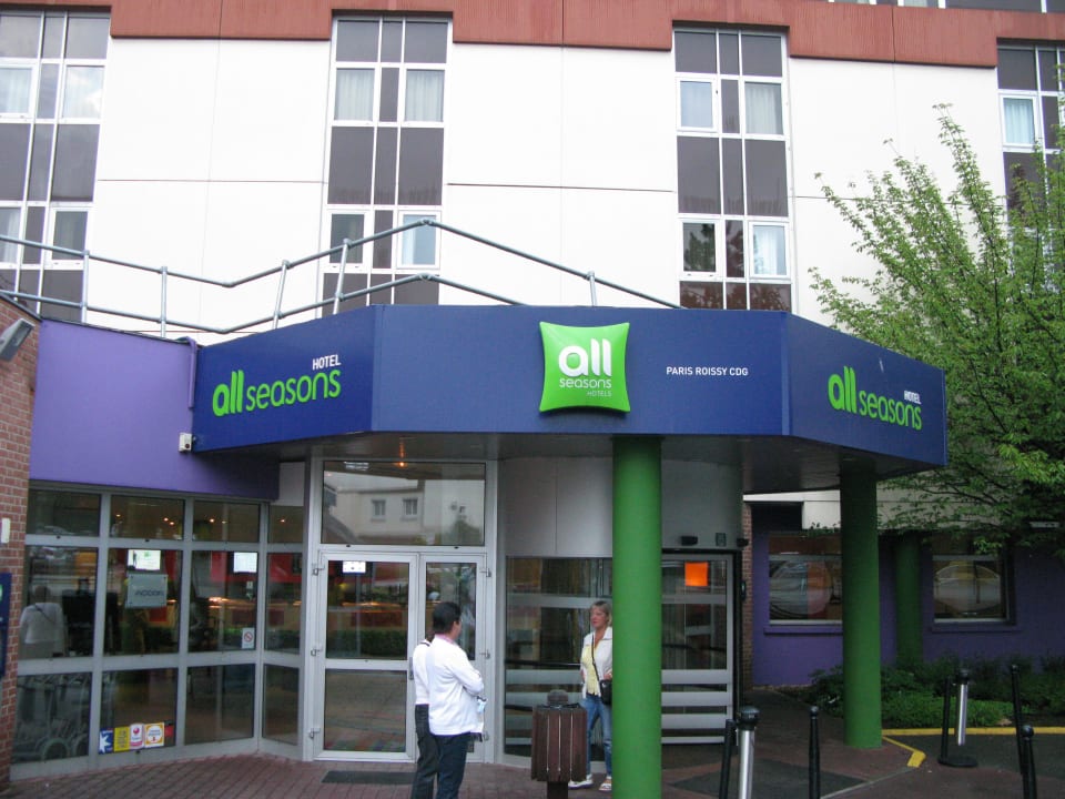 У входа Hotel ibis Styles Paris Bercy