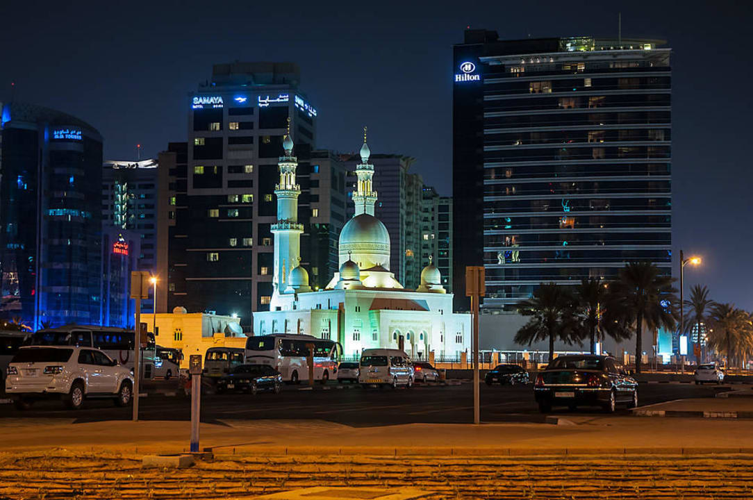 Nachtansicht Golden Sands Hotel Creek