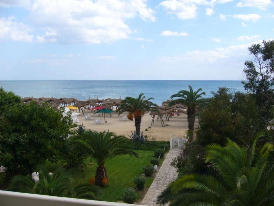Blick vom Balkon zum Strand The Orangers Beach Resort and Bungalows