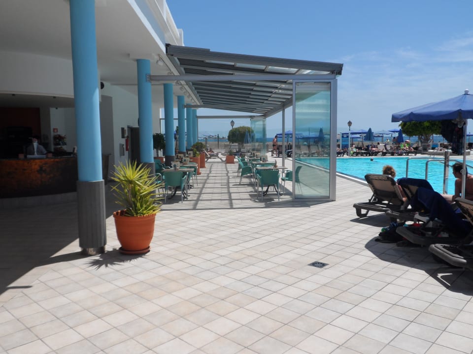 Der überdachte Bereich der Poolbar Hotel Las Costas
