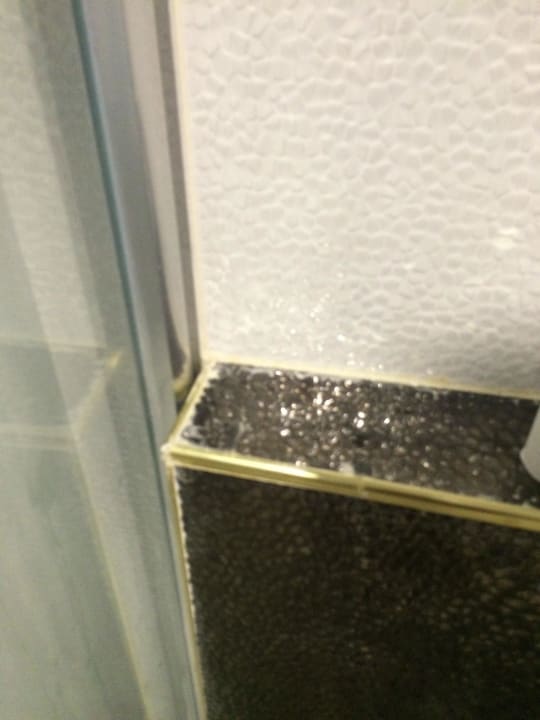 Farbkleckse vom Übermalen der Schimmelflecken Maya World Park Hotel