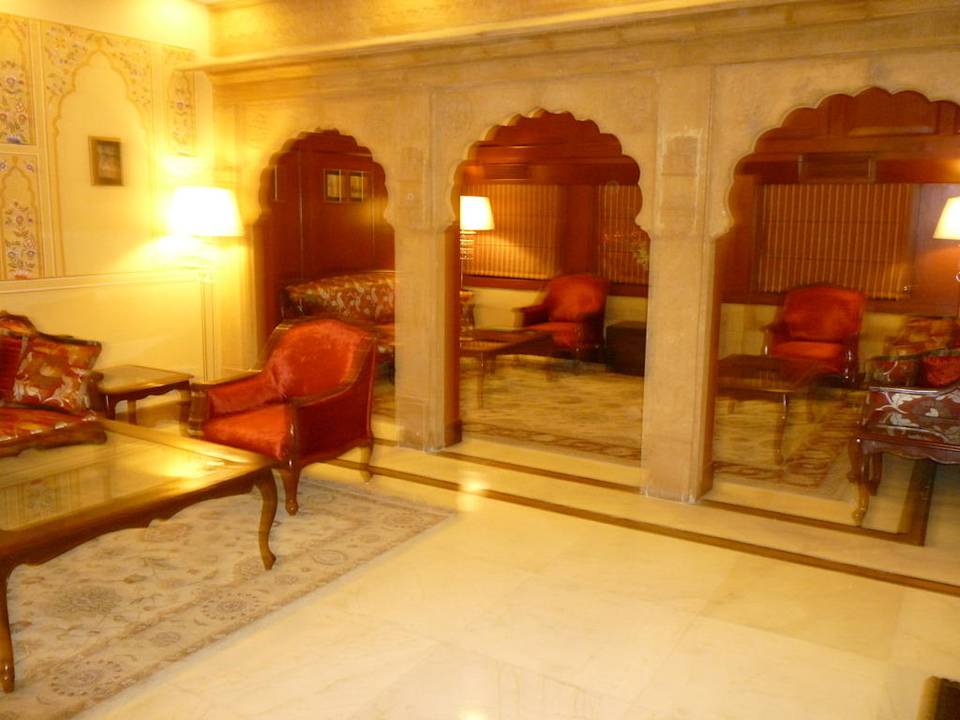 Sitzecke in der Lobby Hotel Rang Mahal