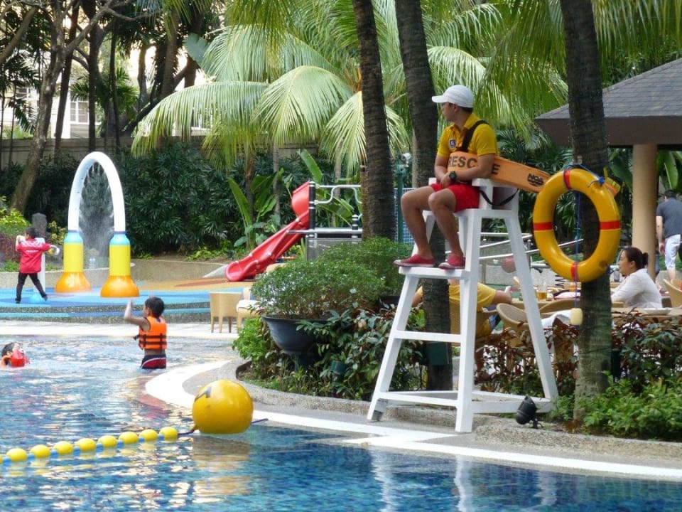 Poolaufsicht Hotel Shangri-La's Edsa Plaza