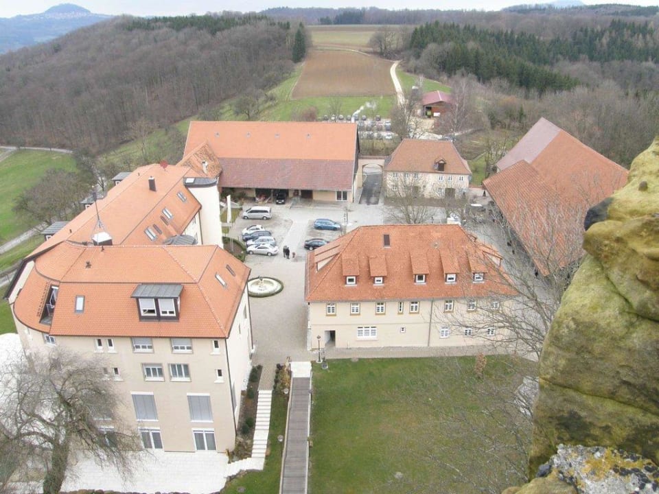 Blick auf die Hotelanlage vom Burgturm Burghotel Staufeneck