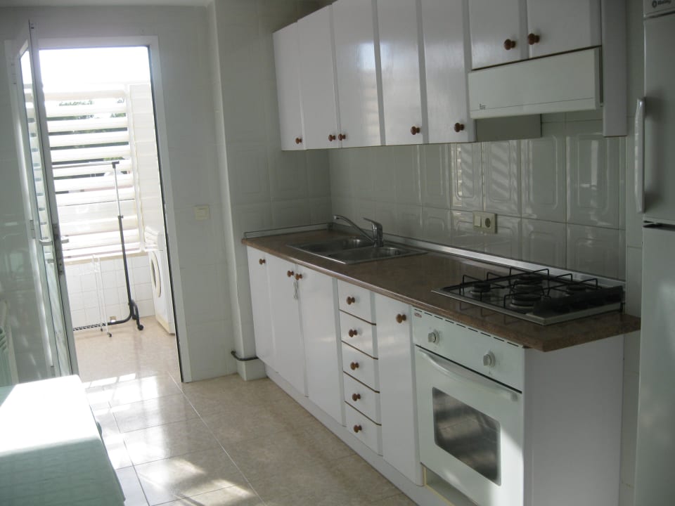 Die Küche mit Zugang zum kleineren Balkon Flacalco Hotel & Apartments