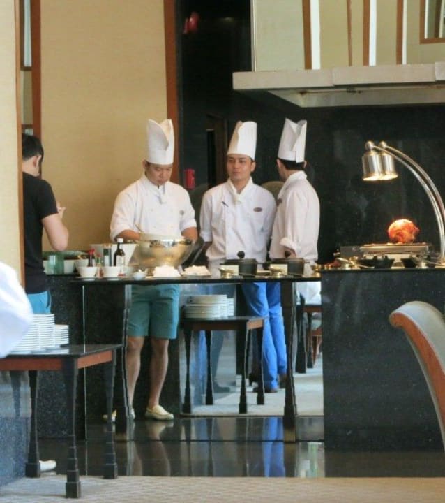 Koch mit Shorts  Hotel The Sukhothai Bangkok