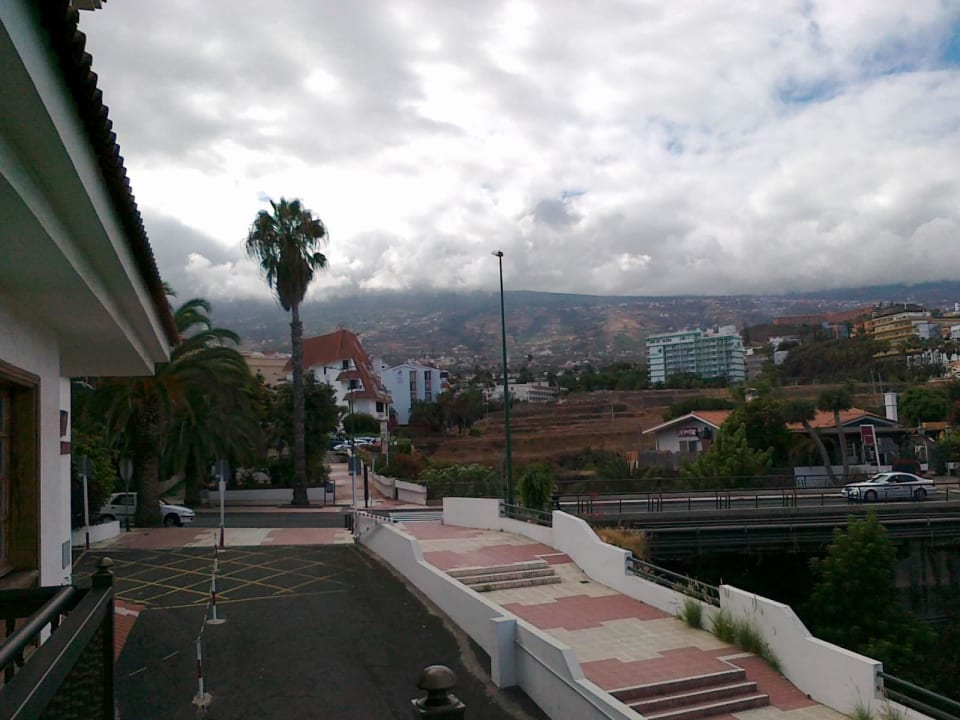Treppe hinter dem Hotel, zur Straße Apartamentos Casablanca